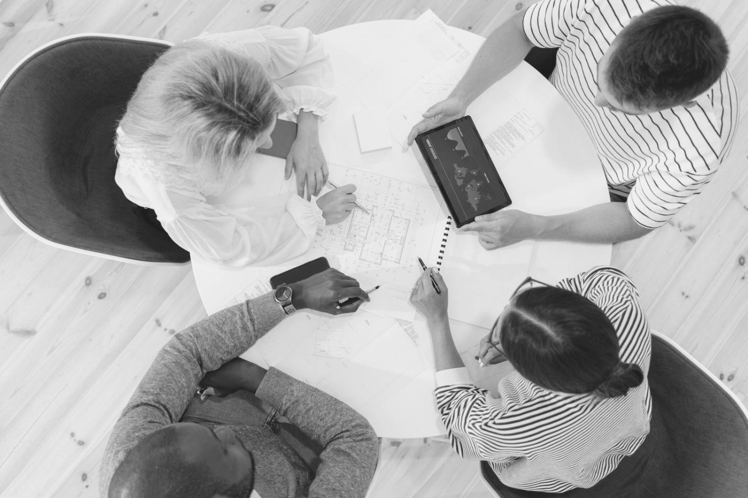 Teilnehmer beim gemeinsamen Analysieren von Finanzberichten